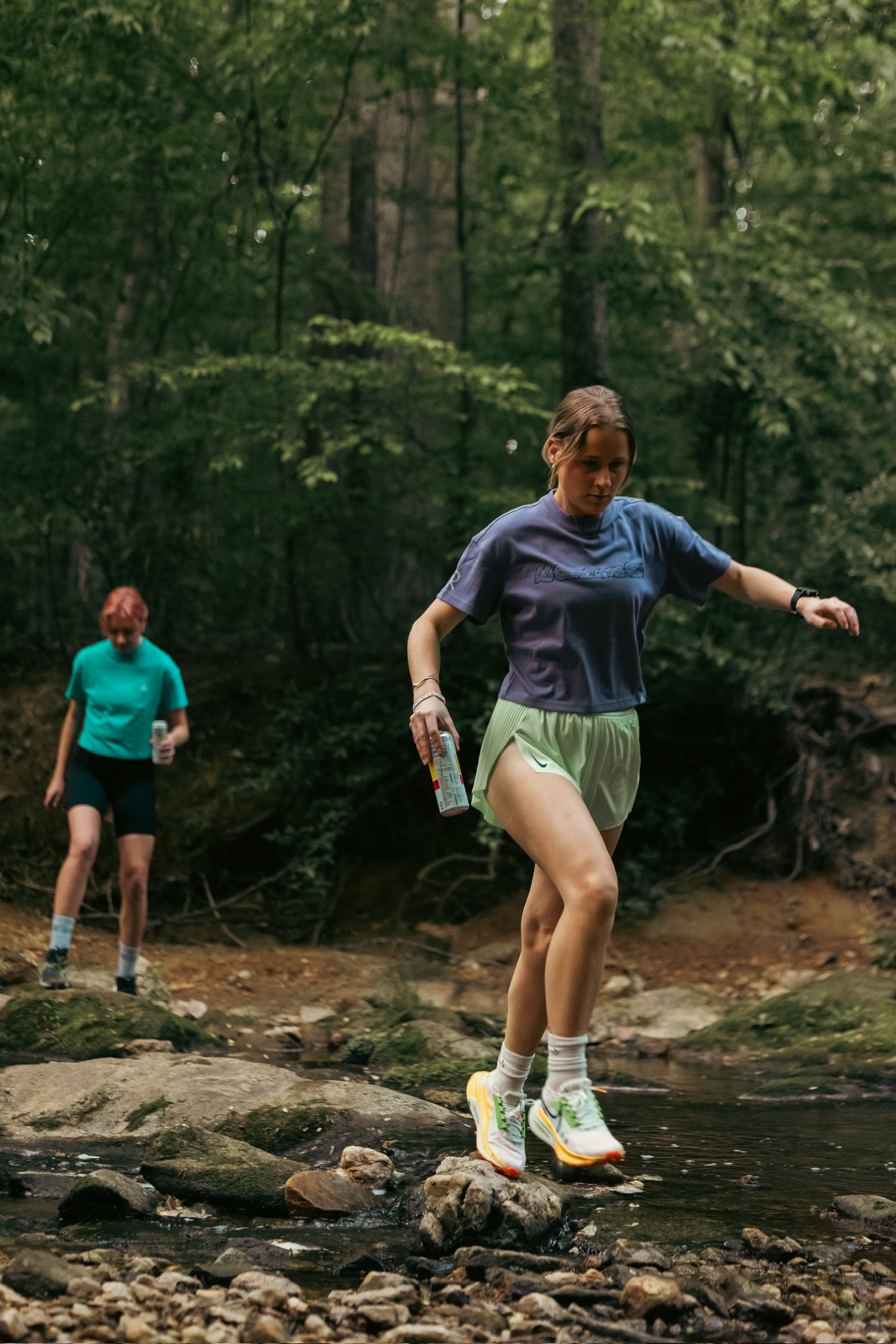 Little trail time, a bevragine in one hand and a frand behind.